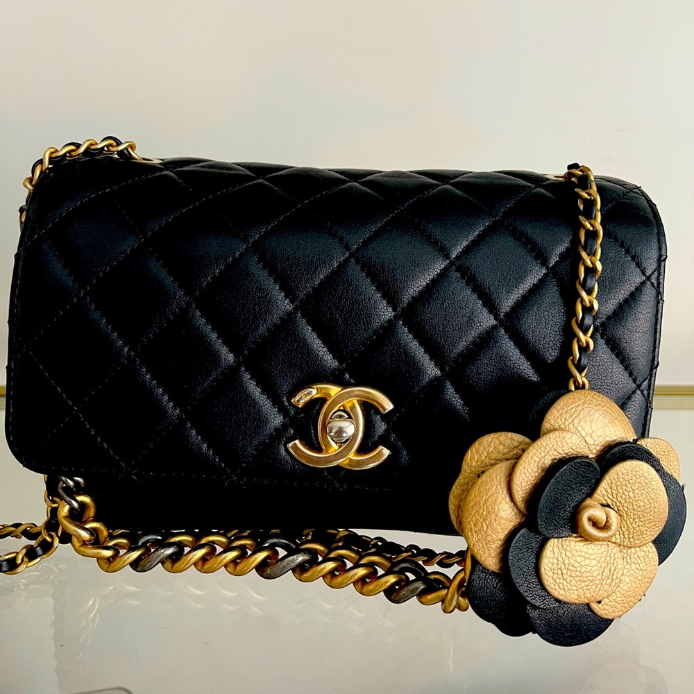 🦄 Authentic GORGEOUS CHANEL
Lambskin Quilted Camellia Flap Black - Picture 4 of 12